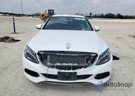 2015 Mercedes-Benz C 300 z USA, uszkodzony, nr VIN 55SWF4JBXFU065916